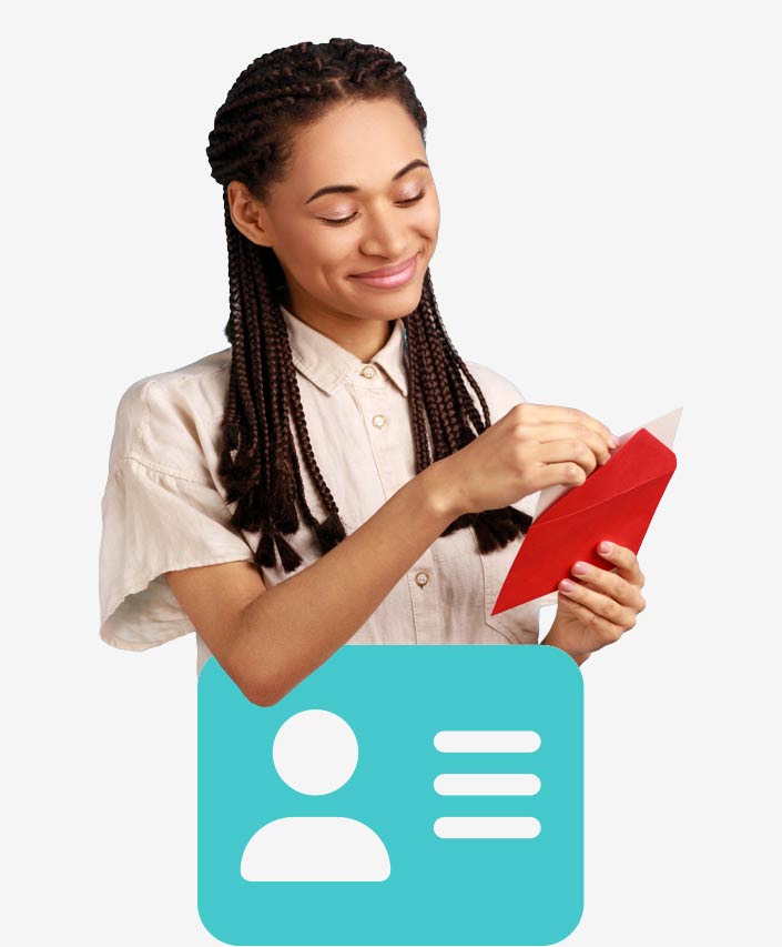 Frau bearbeitet Adressen mit dem Tablet - mit awisto AdressPLUS