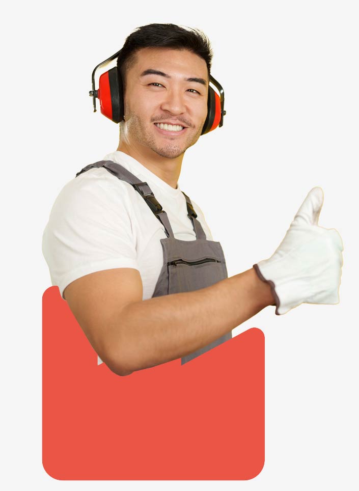 maschinenbau-elektronik-1 Lächelnder Arbeiter mit Gehörschutz zeigt den Daumen hoch bei der awisto CRM Branchenlösung Industrie für Maschinenbau auf Basis Dynamics 365 CE.