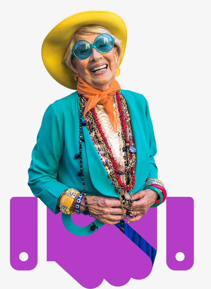 Eine ältere Dame in farbenfroher Kleidung. Sie freut sich, dass mit der awisto CRM Pflege & Einrichtung Lösung in der Verwaltung alles rund läuft.