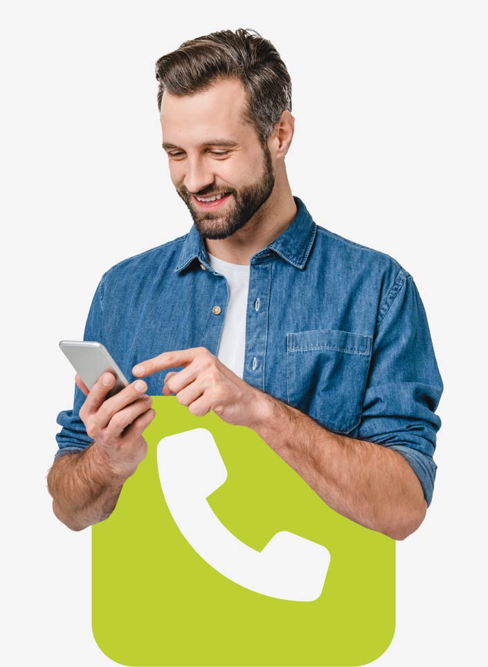 Man in Jeanshemd sucht nach einer Telefonnummer auf dem Smartphone. Mit dem Add-On awisto PhonePLUS können Telefonnummer einheitlich in Dynamics 365 CE hinterlegt werden.
