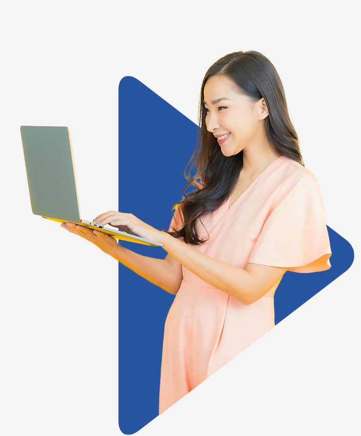 Stehende, junge Frau schaut auf ihr Laptop. Sie freut sich über die mit Power Automate automatisierten Prozesse.