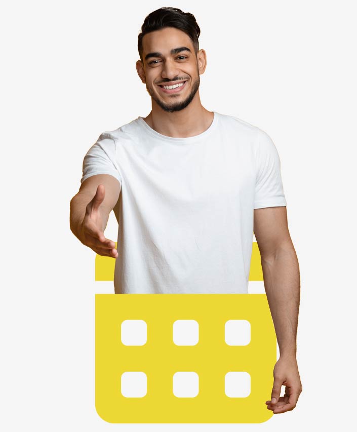 Junger Mann in weißem T-Shirt reicht die Hand zur Begrüßung. Er macht seinen Tourenplanung und Besuchsberichte mit awisto VisitPLUS in Dynamics 365 CE.