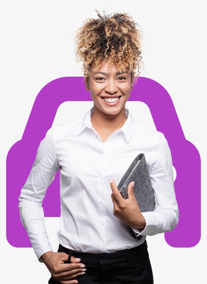 Eine junge Frau in weißer Bluse hat ein Tablet unter dem Arm. Sie nutzt den digitalen Außendienst mit Dynamics 365 Customer Insights.