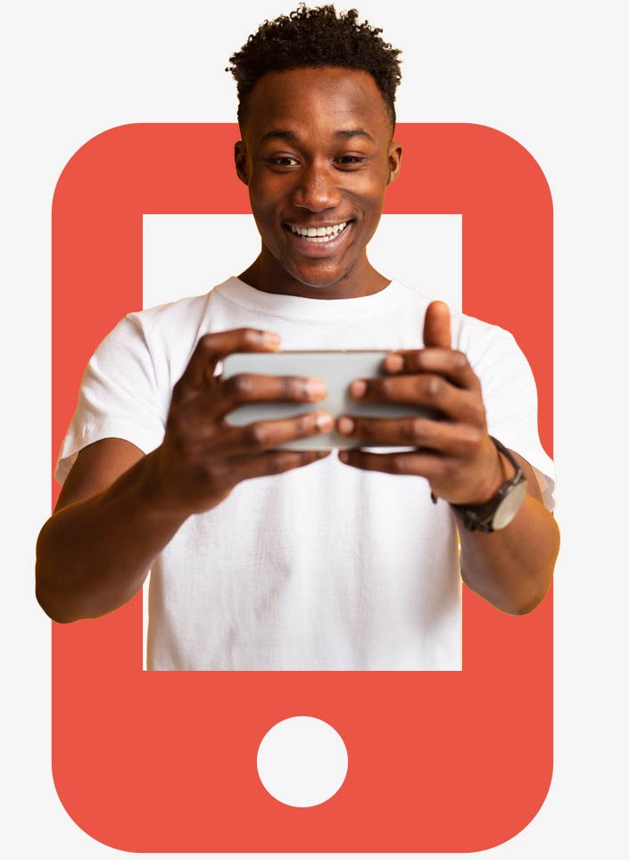 Junger Mann schaut in sein Smartphone und freut sich. Er nutzt CRM Mobile Apps von awisto für den Außendienst.