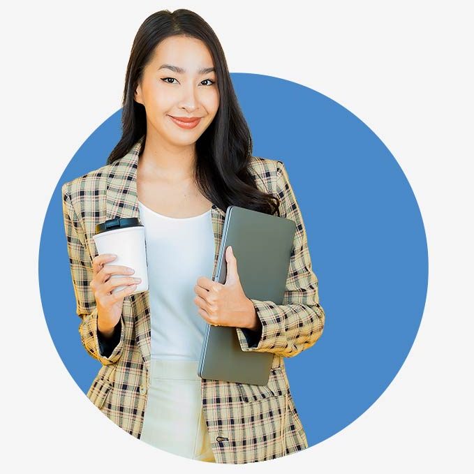 Junge Frau mit Kaffee in der einen Hand und Laptop in der anderen. Sie nutzt Dynamics 365 Sales für einen effektiven Vertrieb.