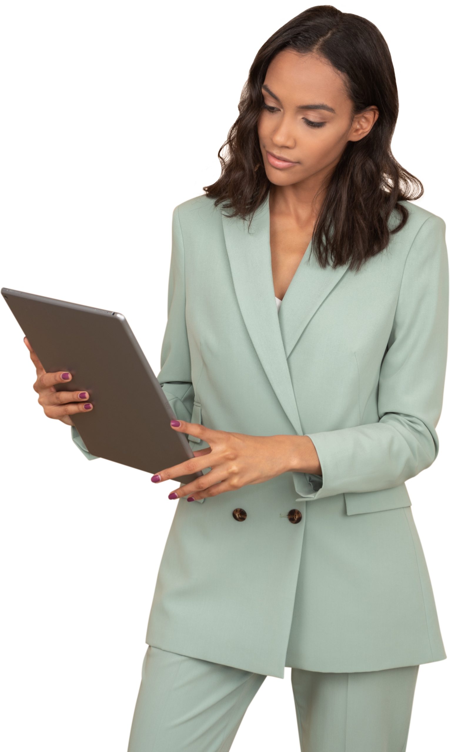 schöne Frau mit offenen, halblangen Haaren in einem mint-farbenen Business-Anzug schaut gespannt auf einen Tablet-Computer