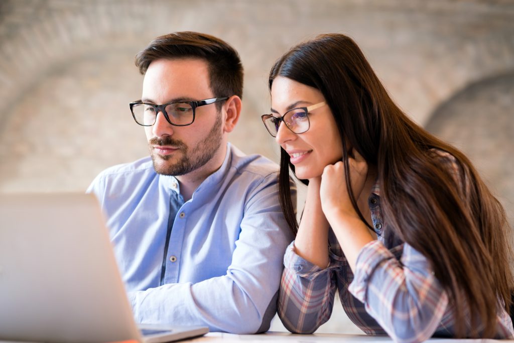 zwei IT-ler Kollegen, ein Mann, eine Frau, entwickeln Beratungsstrategie für die IT